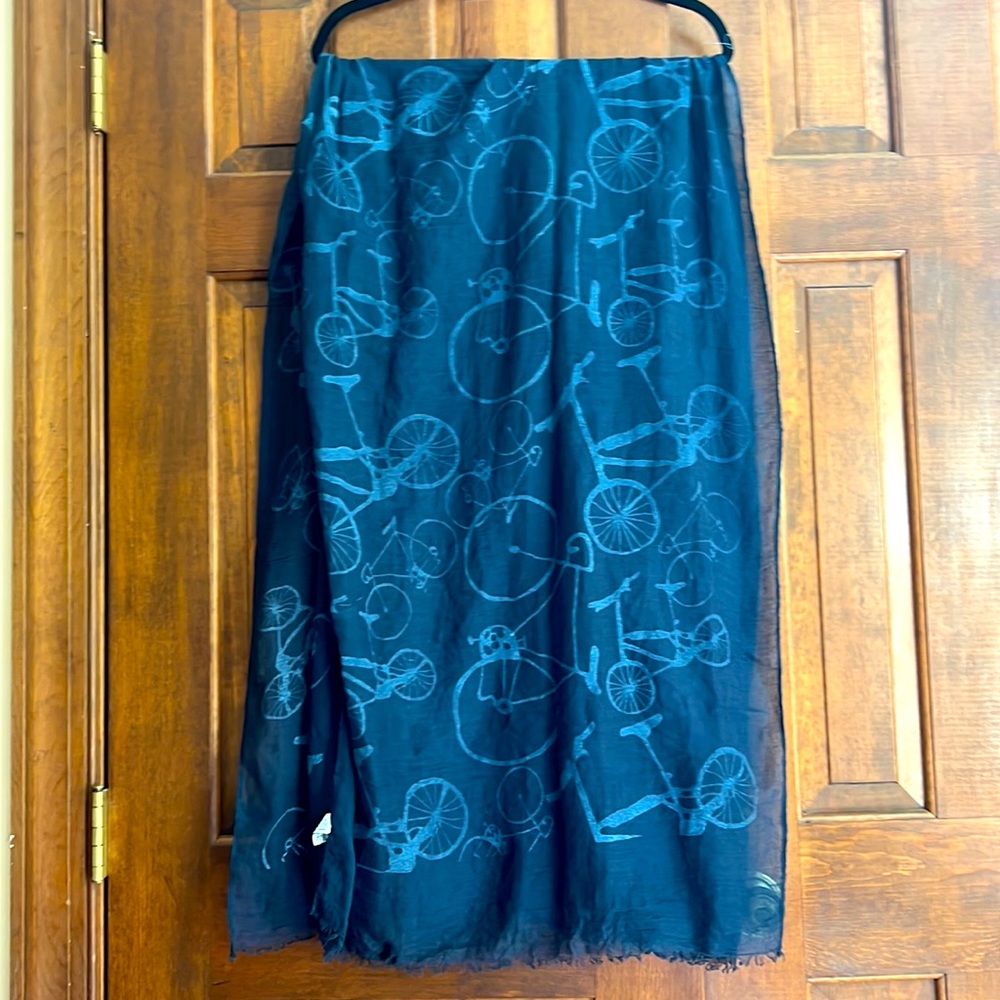 Thin shawl with bicycle design